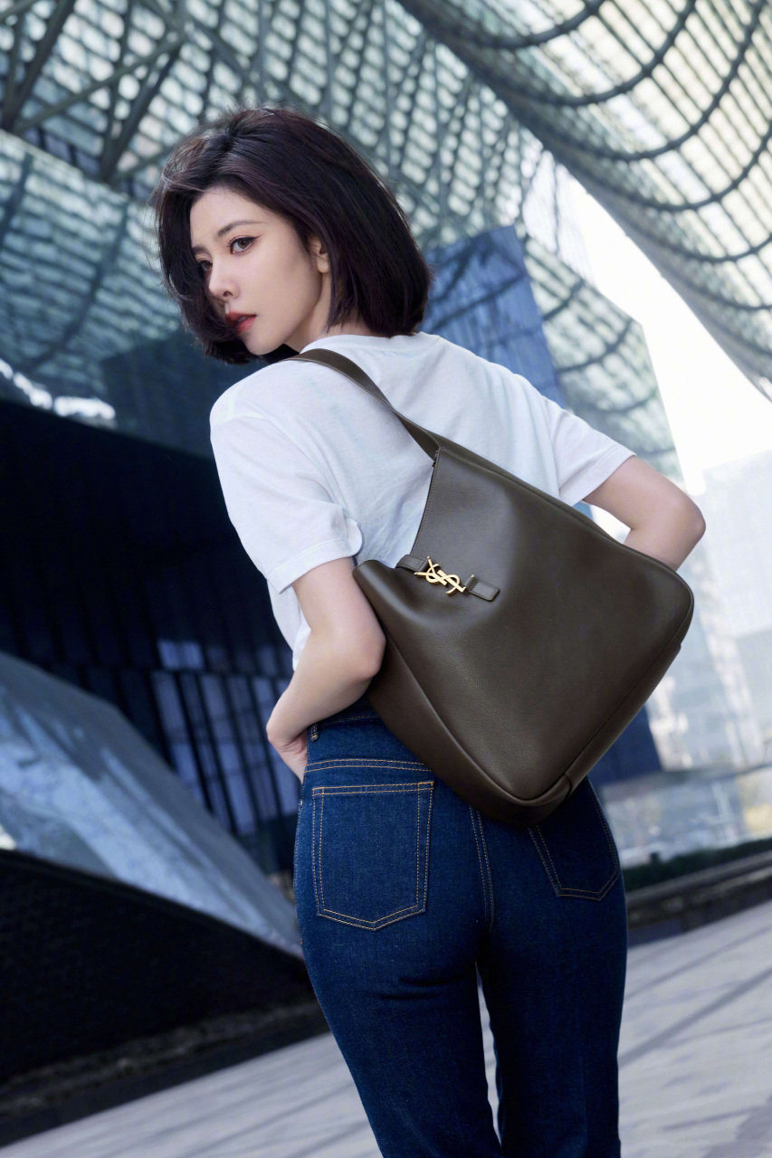 宋妍霏身着高腰蓝色牛仔裤,配以简约白t恤,清新自然,让人不禁想起夏日