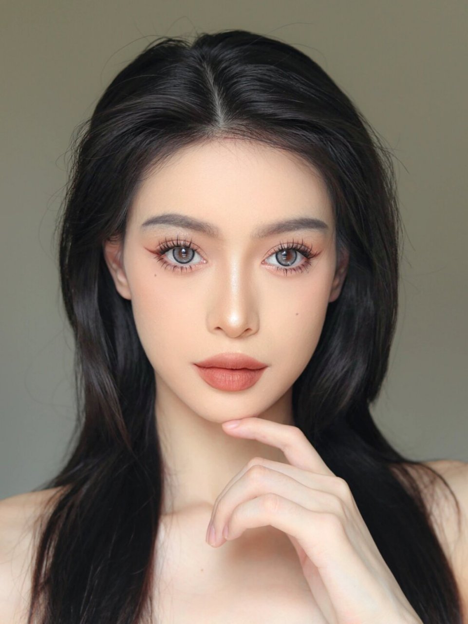 浓颜系美式白开水妆  这款妆容充满活力和辣味,橘调的妆面与轻混血的