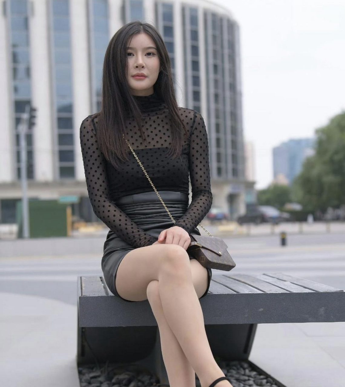 性感小皮裙,搭配美女大长腿,完美!