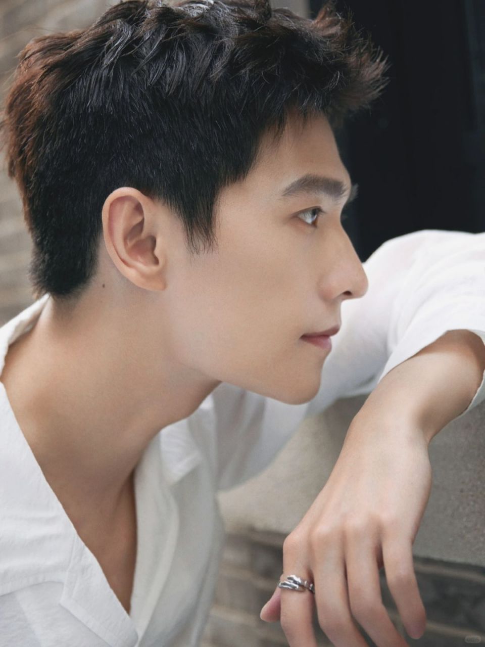 杨洋的五官精致立体,下颚线