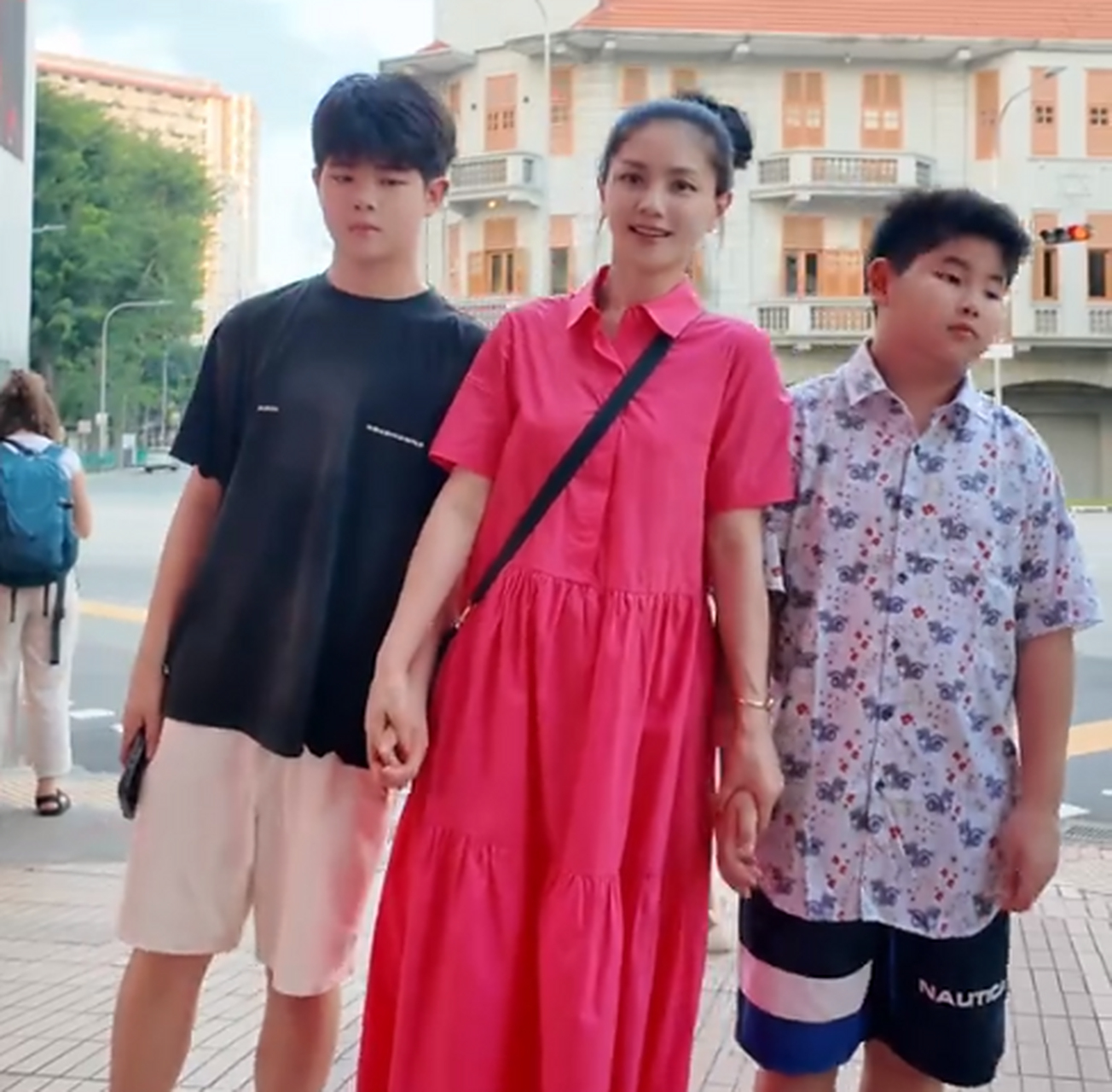 安吉和小鱼儿都长高了不少,特别是安吉,和胡可身高差不多,而且瘦了