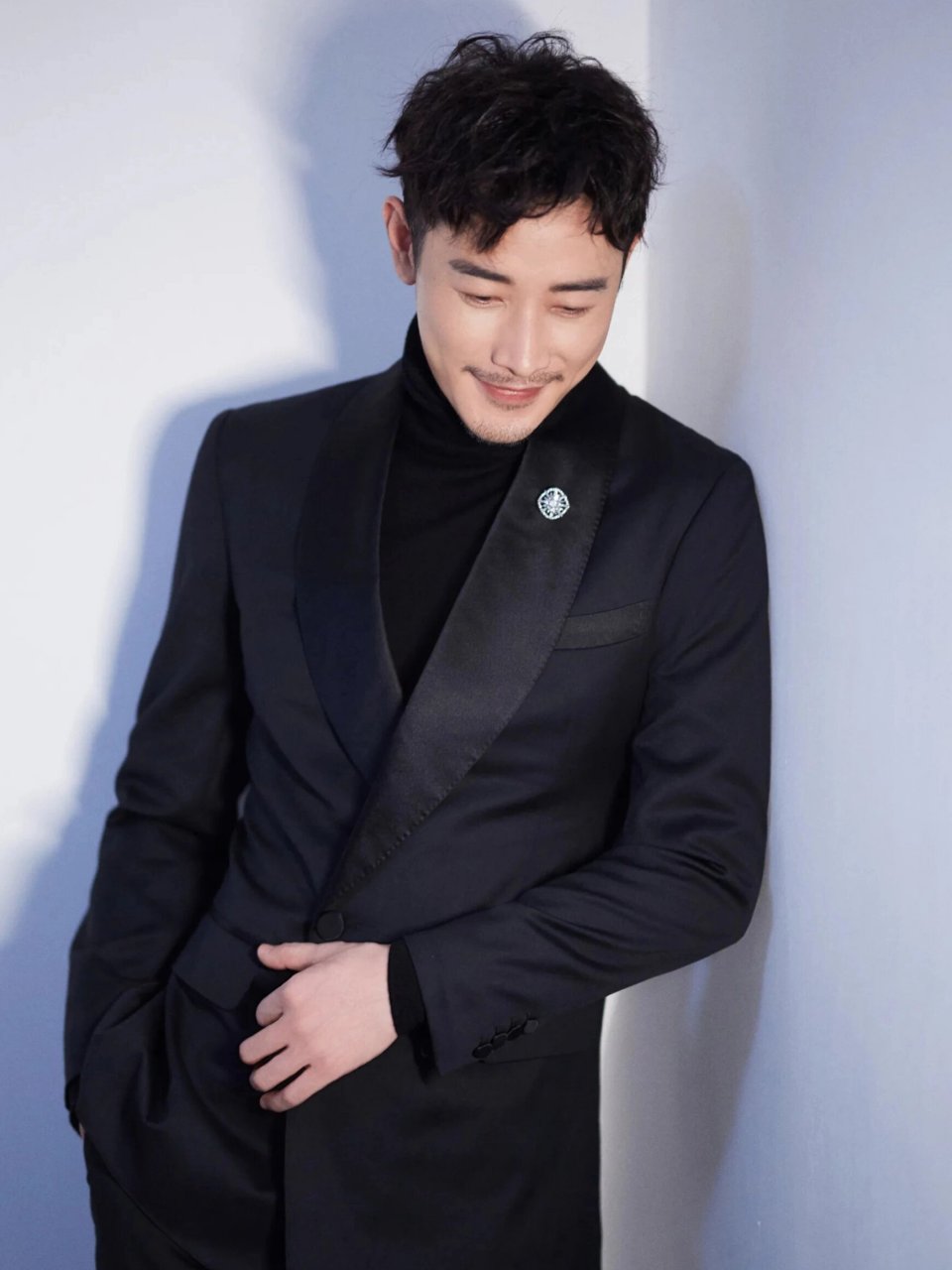 罗晋在意粉丝建议 罗晋是一位非常尊重粉丝的艺人,他非常在意粉丝对他