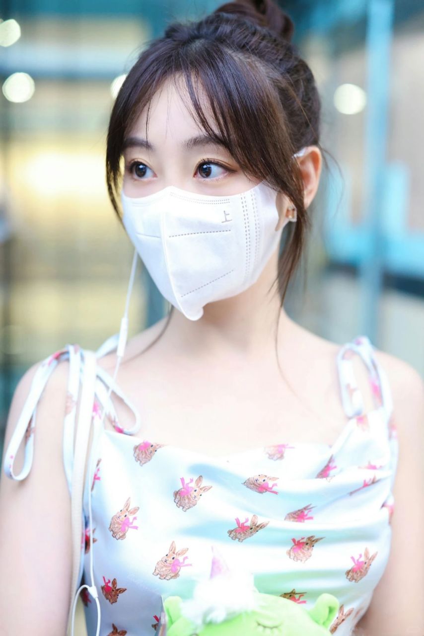 祝绪丹晒新造型,机场私照引粉丝热议!