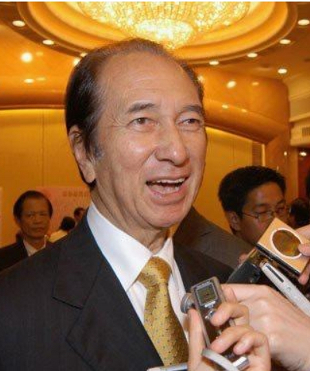 赌王何鸿燊的风流一生!