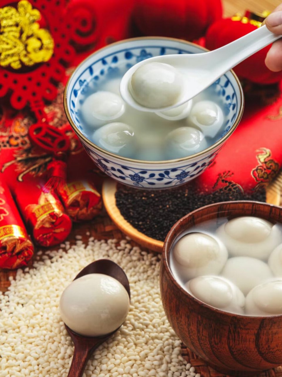 春节是中国最重要的传统节日,人们会准备各种美食来庆祝.