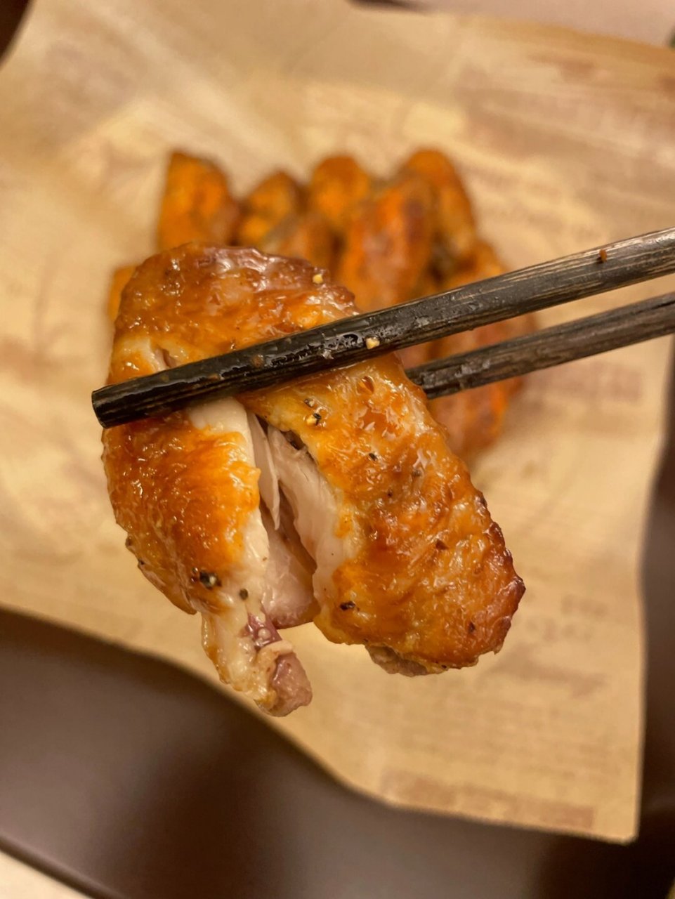 黑胡椒蜜汁烤翅  黑胡椒蜜汁烤翅是一道美味可口,简单易做的家常菜.