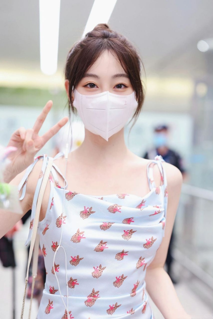 祝绪丹晒新造型,机场私照引粉丝热议!