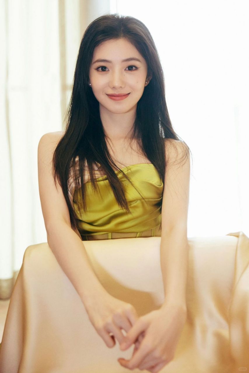 "清丽动人"刘浩存亮相活动 黄裙鲜嫩惹人爱慕  凭《送你一朵小红花》