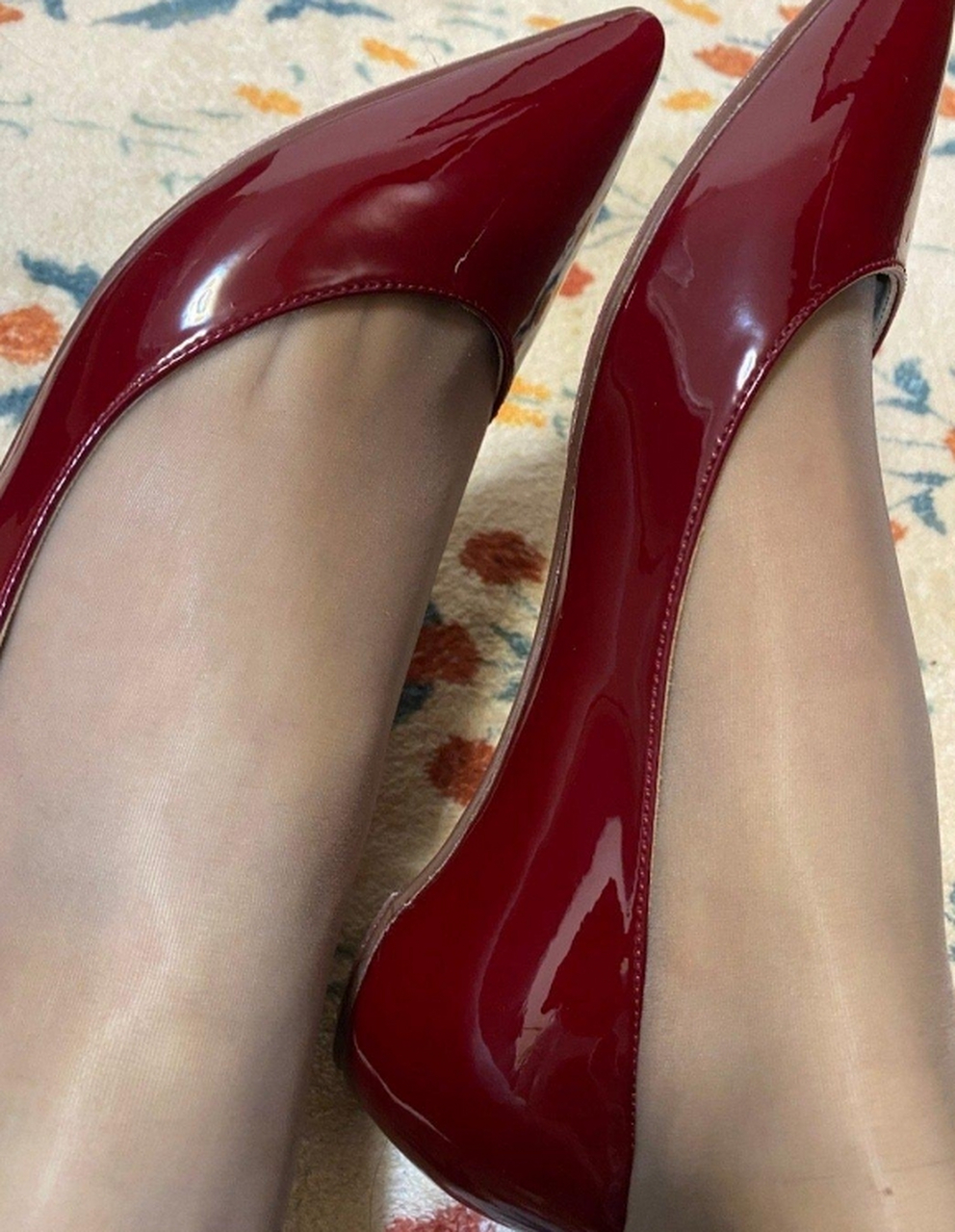 红色尖头高跟鞋