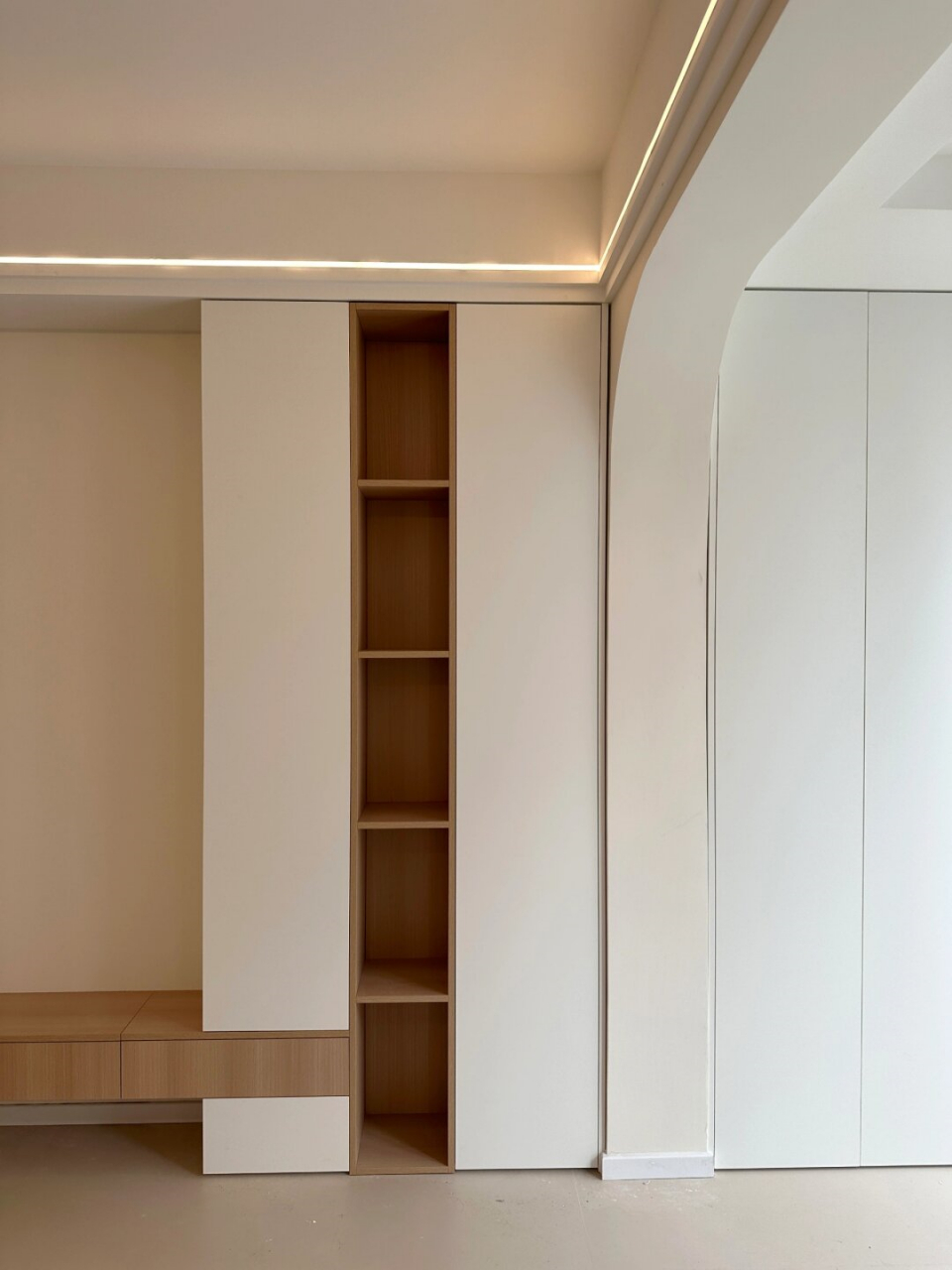 奶油原木风治愈系小家  暖白与原木色柜子,营造温馨家居感  全屋采用