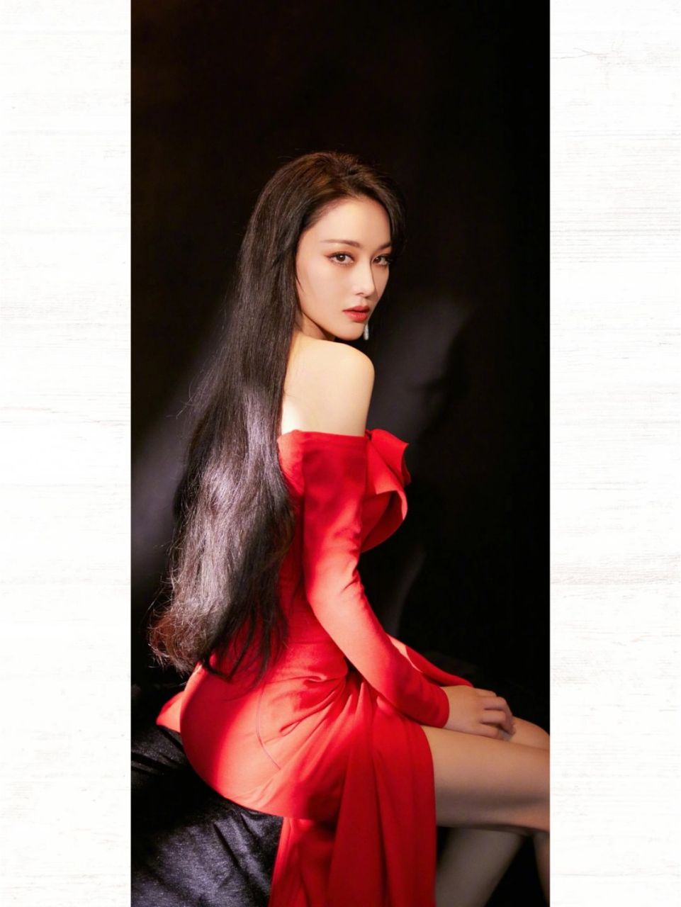 女星张馨予大秀香肩,优雅和性感完美融合  女演员张馨予在个人社交