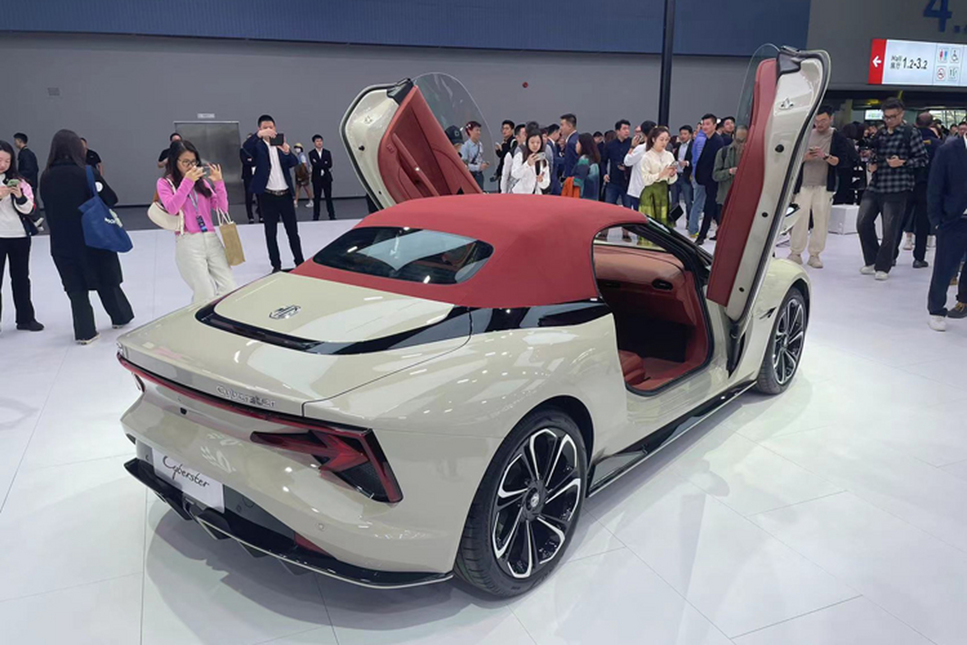 在现款mg cyberster的基础上,上汽名爵近日推出该车的传奇四驱红篷版