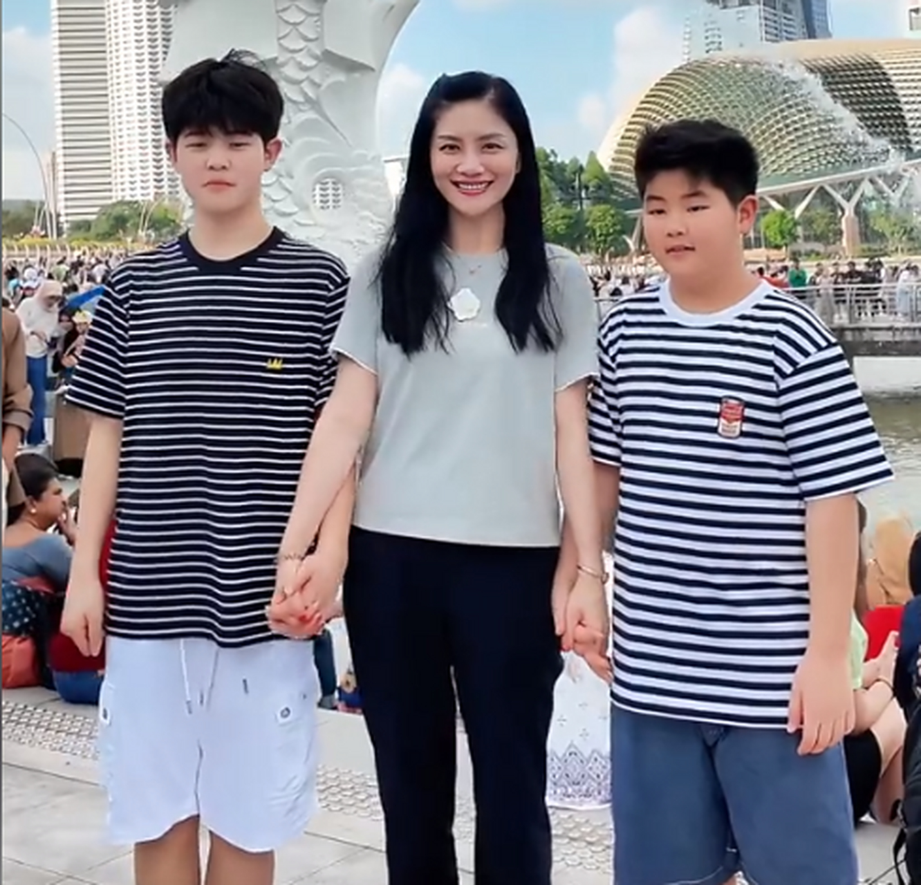 安吉和小鱼儿都长高了不少,特别是安吉,和胡可身高差不多,而且瘦了