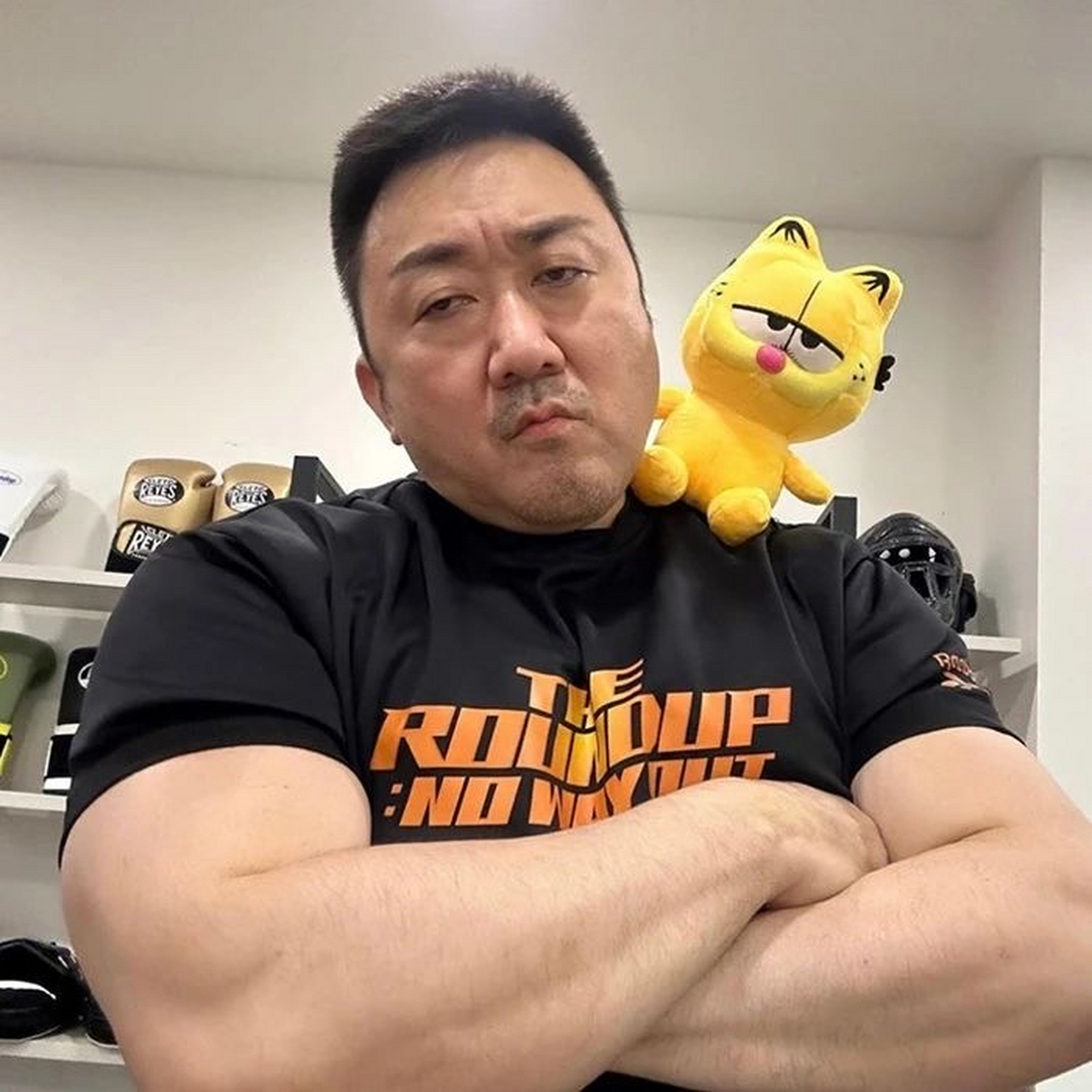 马东锡高清头像 "心里有很多苦的人,需要多少甜才能把它装满.