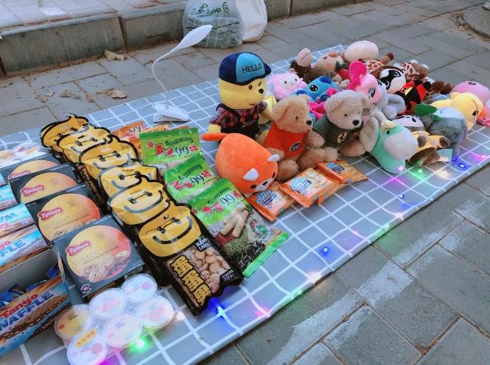 摆地摊卖什么好创意无限!地摊新奇小物,让你的摊位火起来