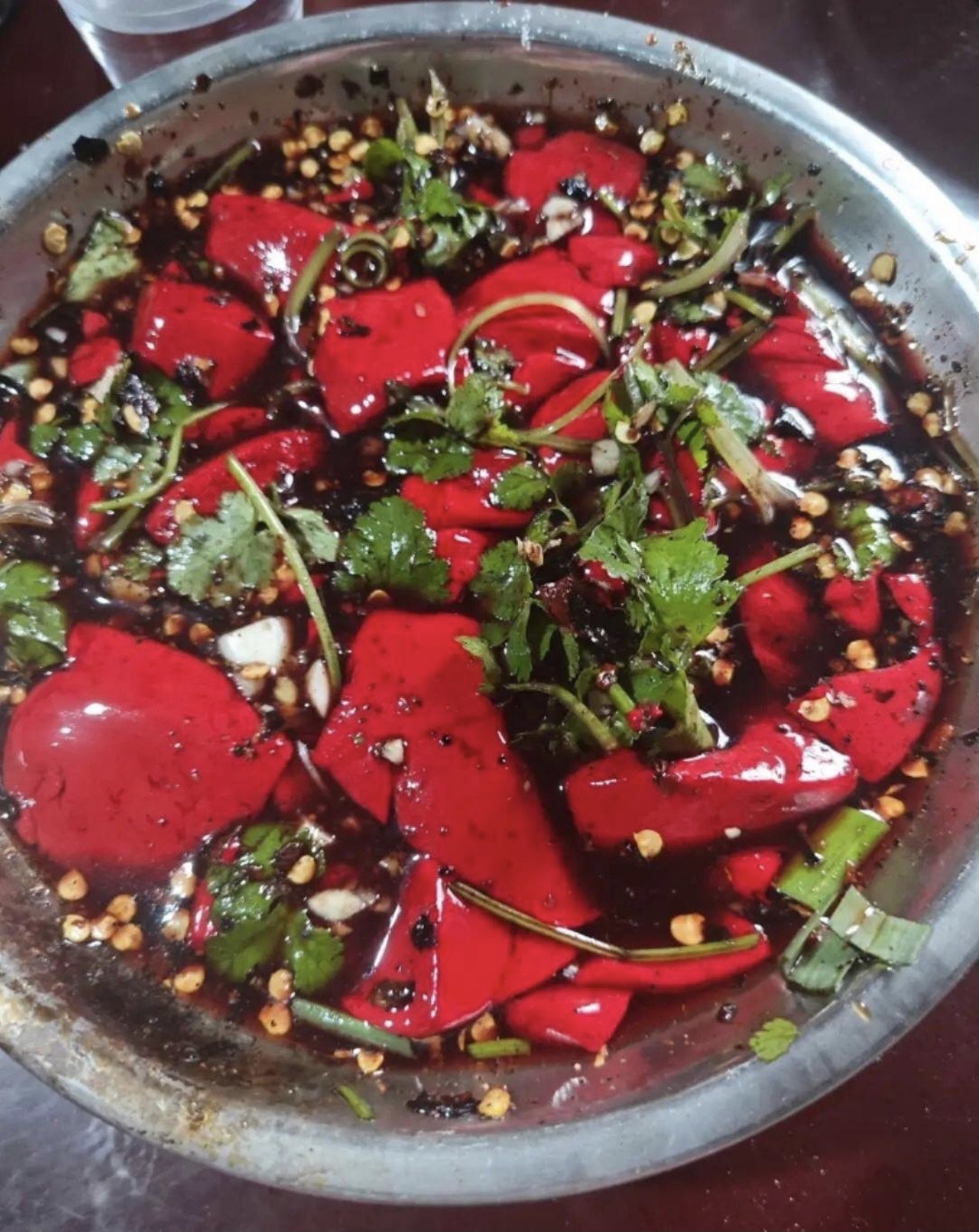 凉拌生猪血是一道传统的菜肴,在一些地区被人们食用