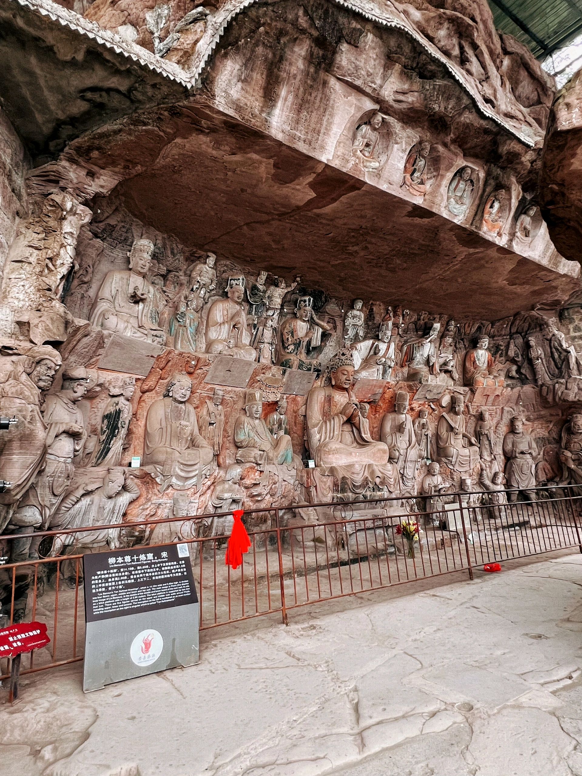 位于四川省资阳市安岳县石羊镇的毗卢洞,是中国古代石刻艺术的瑰宝.