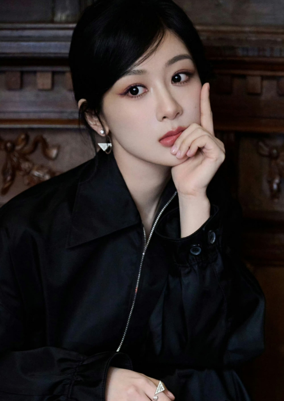 杨紫身穿黑色外套,搭配黑色长裙,经典时尚,整个人都散发着酷飒气息.