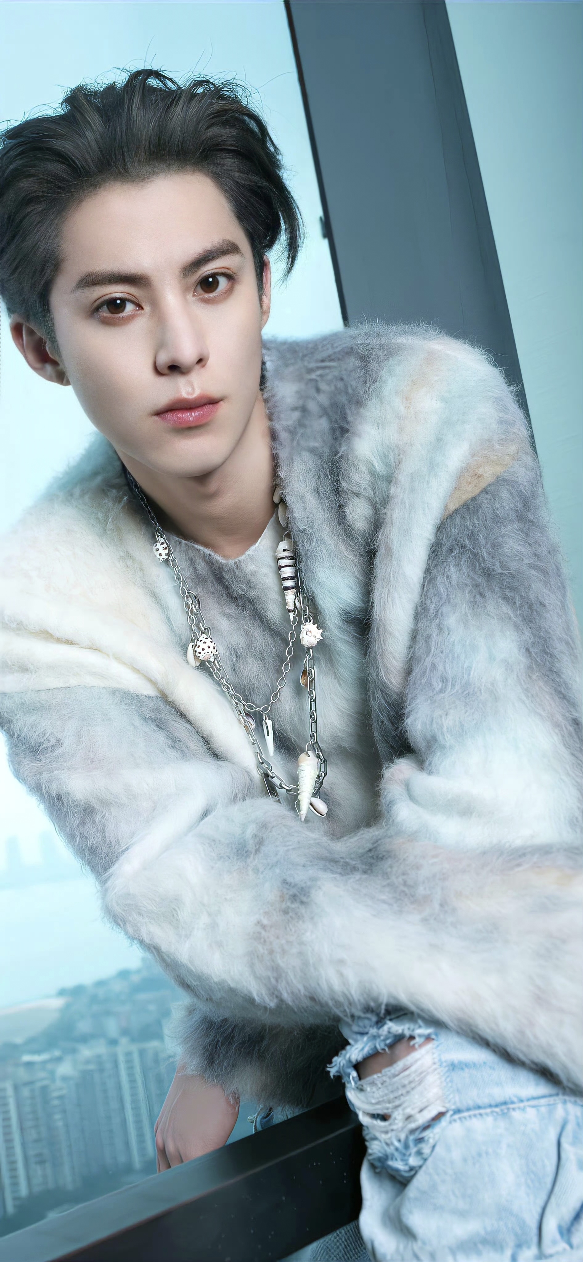 在光与影的交错中,王鹤棣以他独特的魅力,如同破晓的第一缕阳光