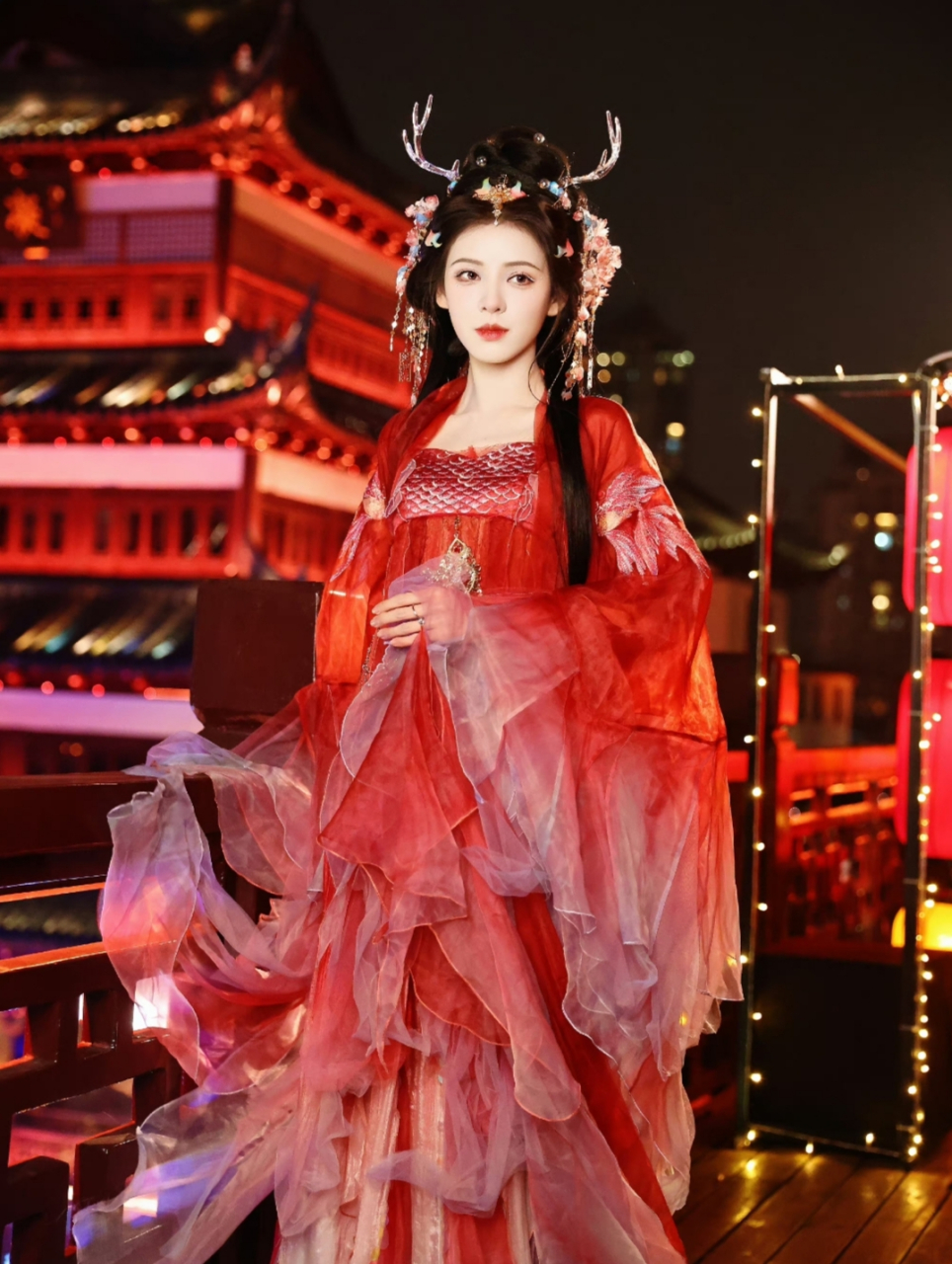张予曦的红衣古装简直美到失语,这张脸绝了,精致妆容,一颦一笑风情万