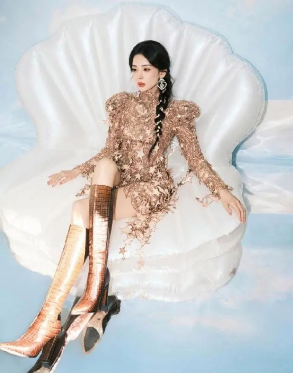 古力娜扎这身造型好飒,星星裙搭配长靴,精致洋气,妩媚动人!