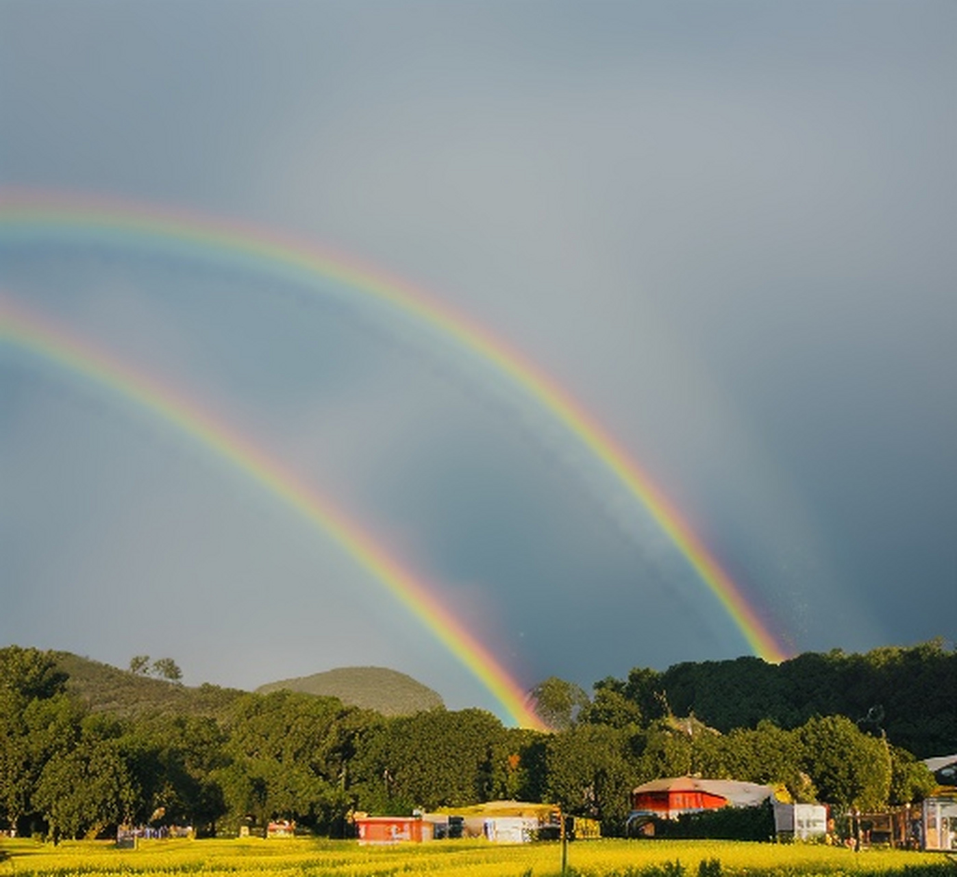 彩虹是一种美丽的自然现象,它由阳光在雨滴中的折射,反射和内反射所