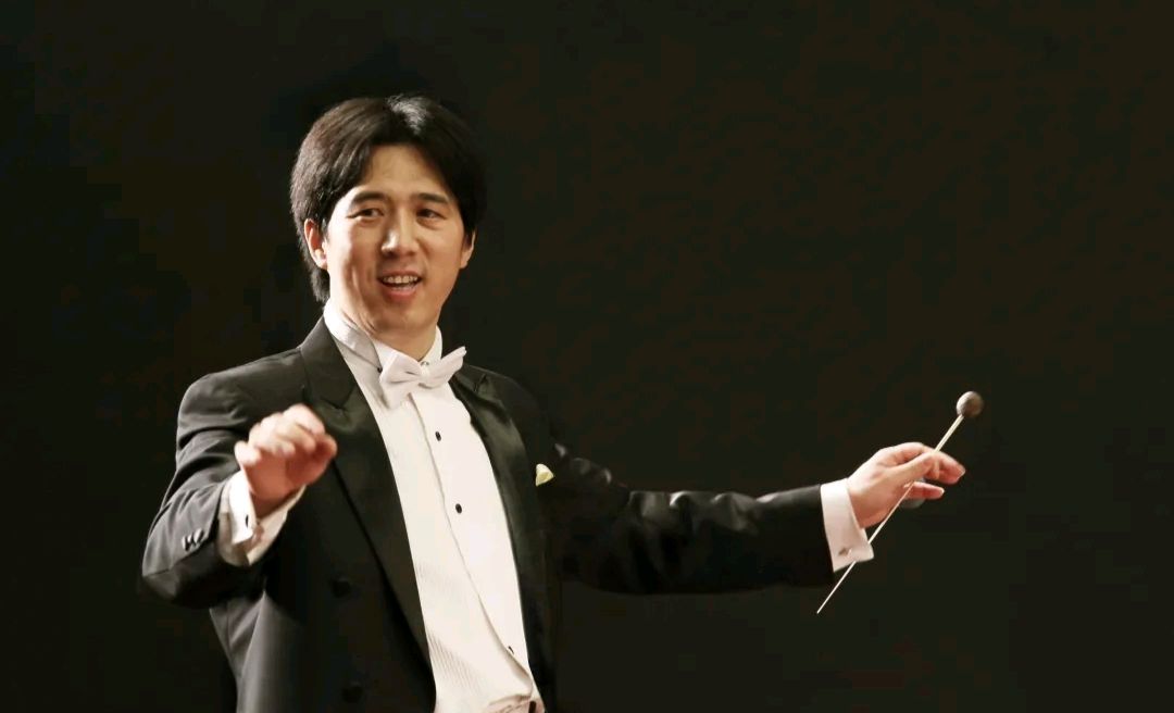 他48岁任天津交响乐团团长,著名指挥家,打造"音乐下午茶"品牌