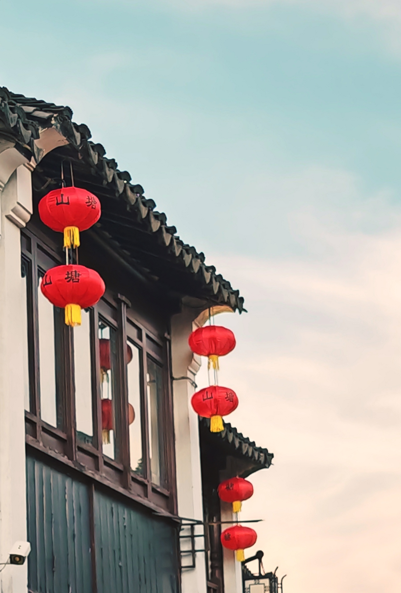 如果背景太复杂可以选择大光圈或人像模式