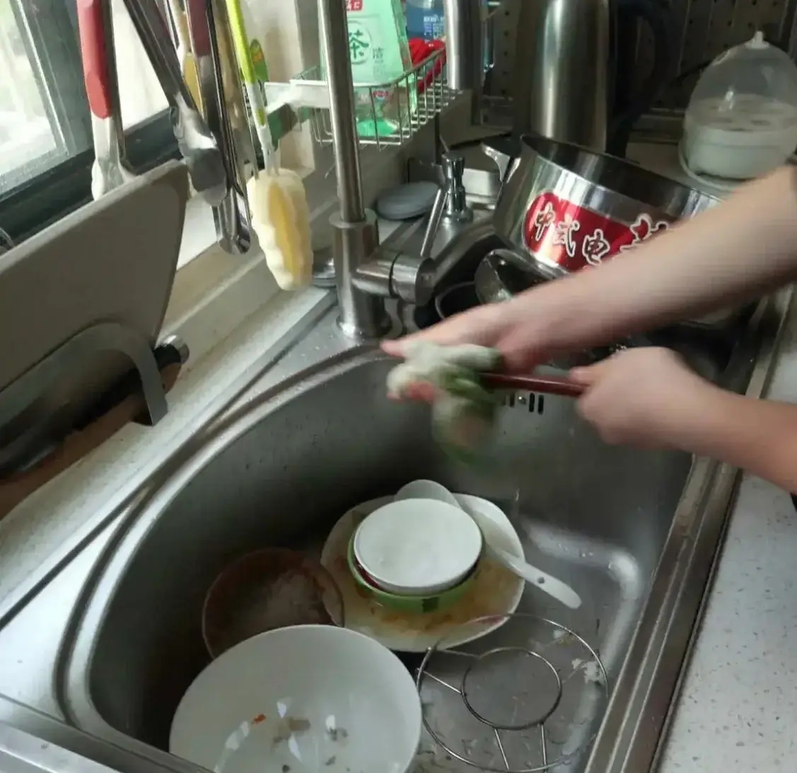 婆婆做家务图片做家务的照片家务活图片洗碗的照片做家务照片打扫家务