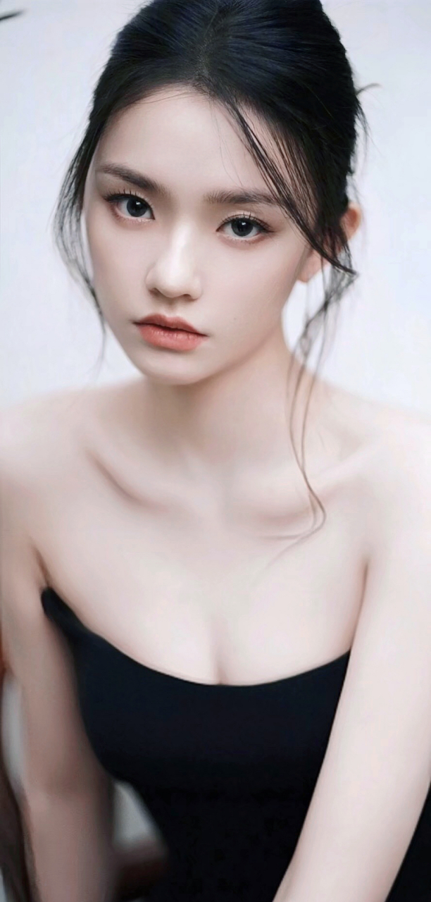 林允 高清手机壁纸来喽 星女郎林允,出演星爷的美人鱼中的女主角,她演