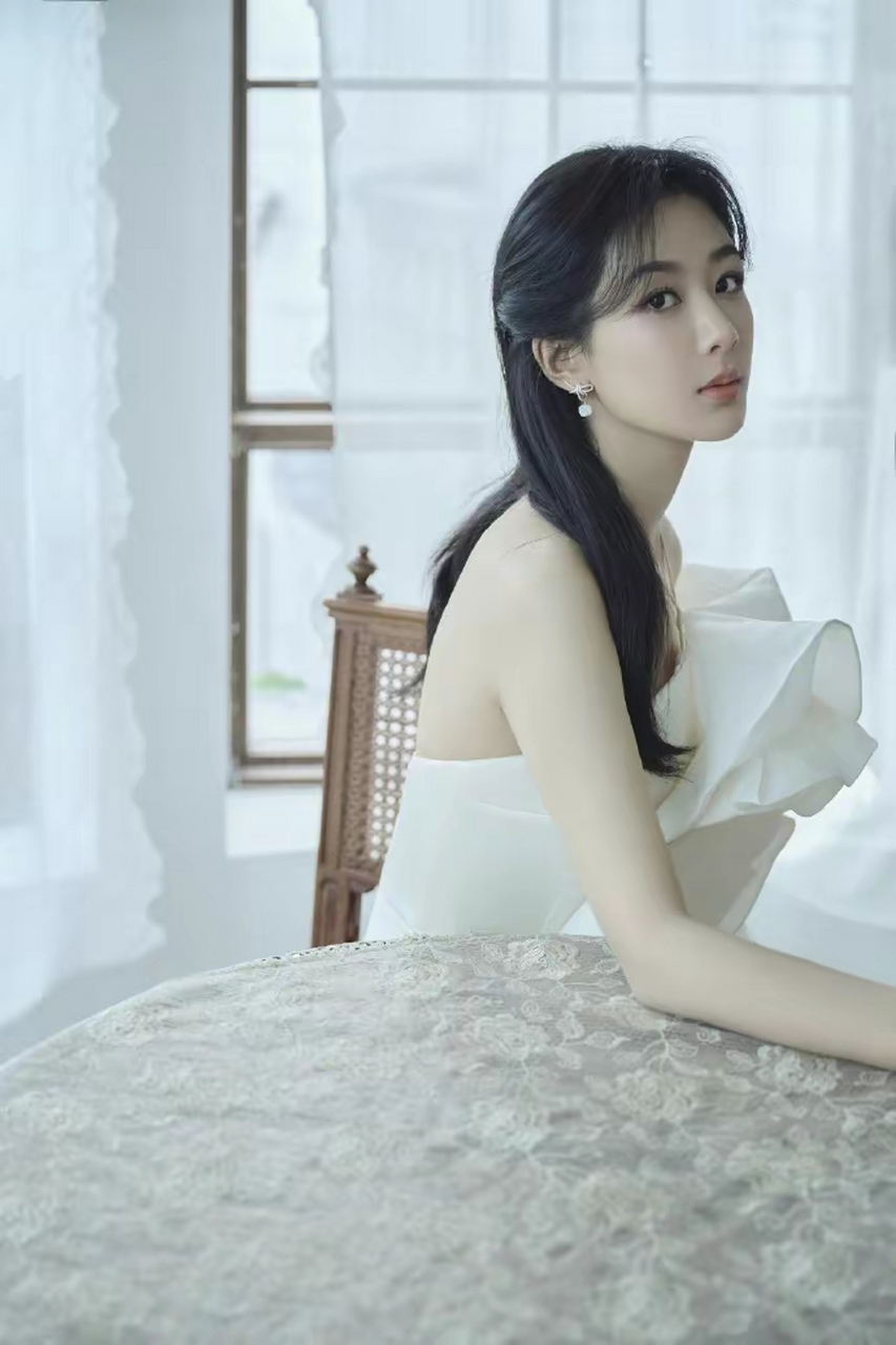 杨紫,一袭白色露肩礼服裙,大长腿白得发光,甜美又优雅.