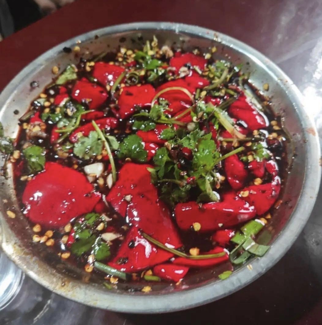 凉拌生猪血是一道传统的菜肴,在一些地区被人们食用