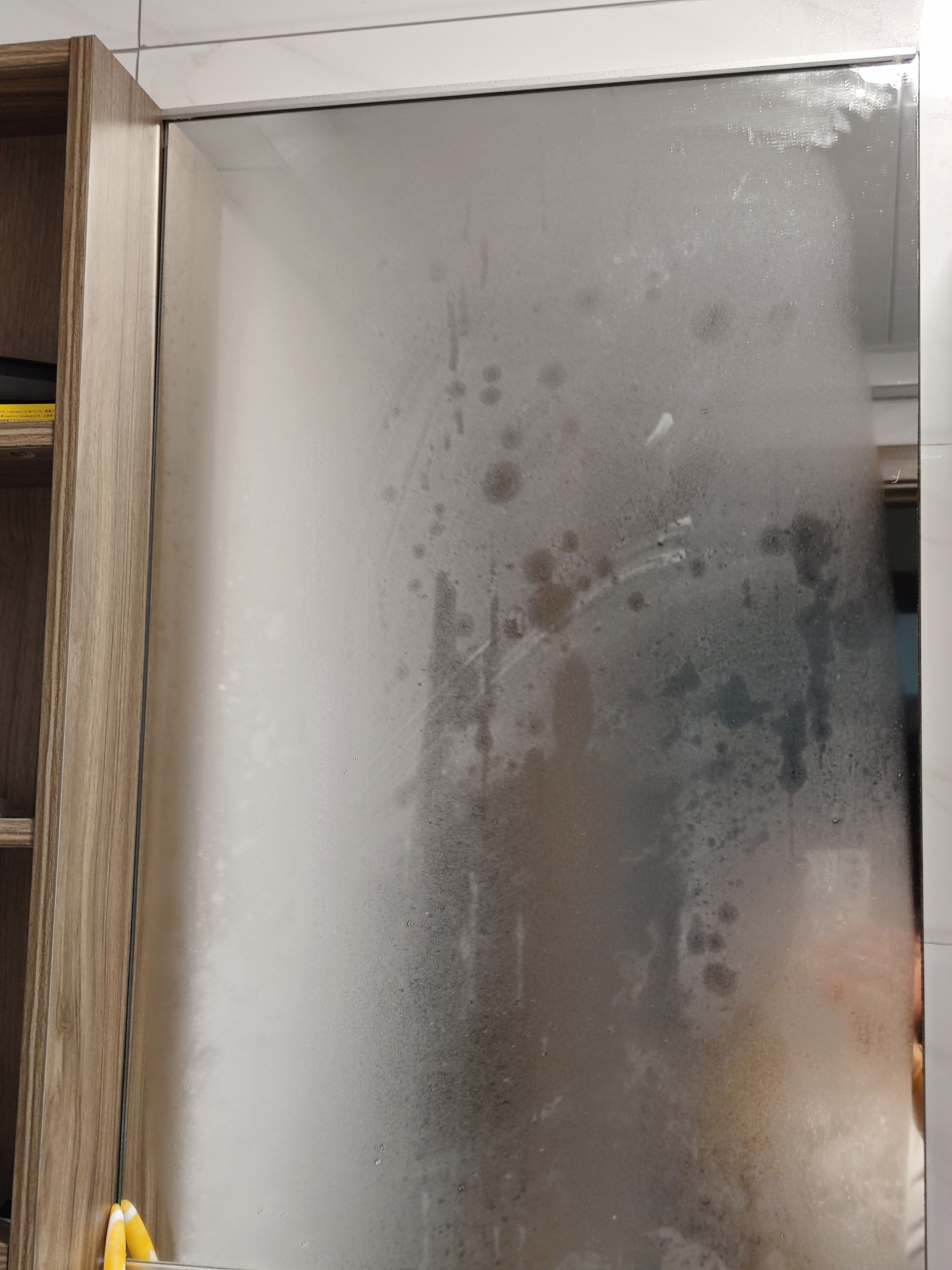 今天早上起来,玻璃上都是水雾,地板和墙壁都在渗水