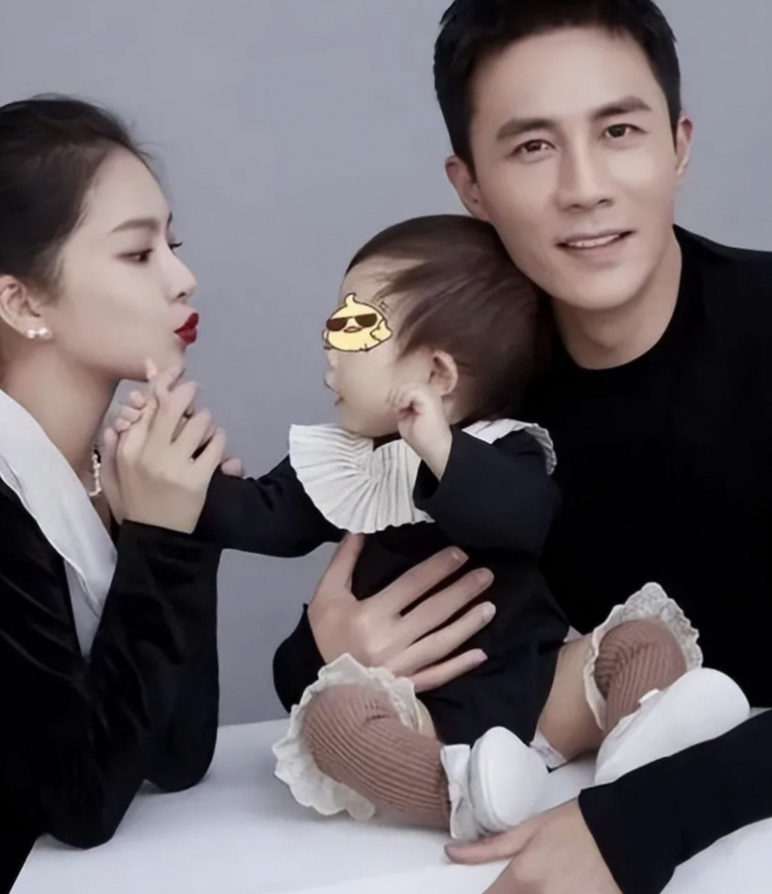 杜淳晒第一次家庭合影# 杜淳的妻子王灿带着女儿拍摄了一组新春写真