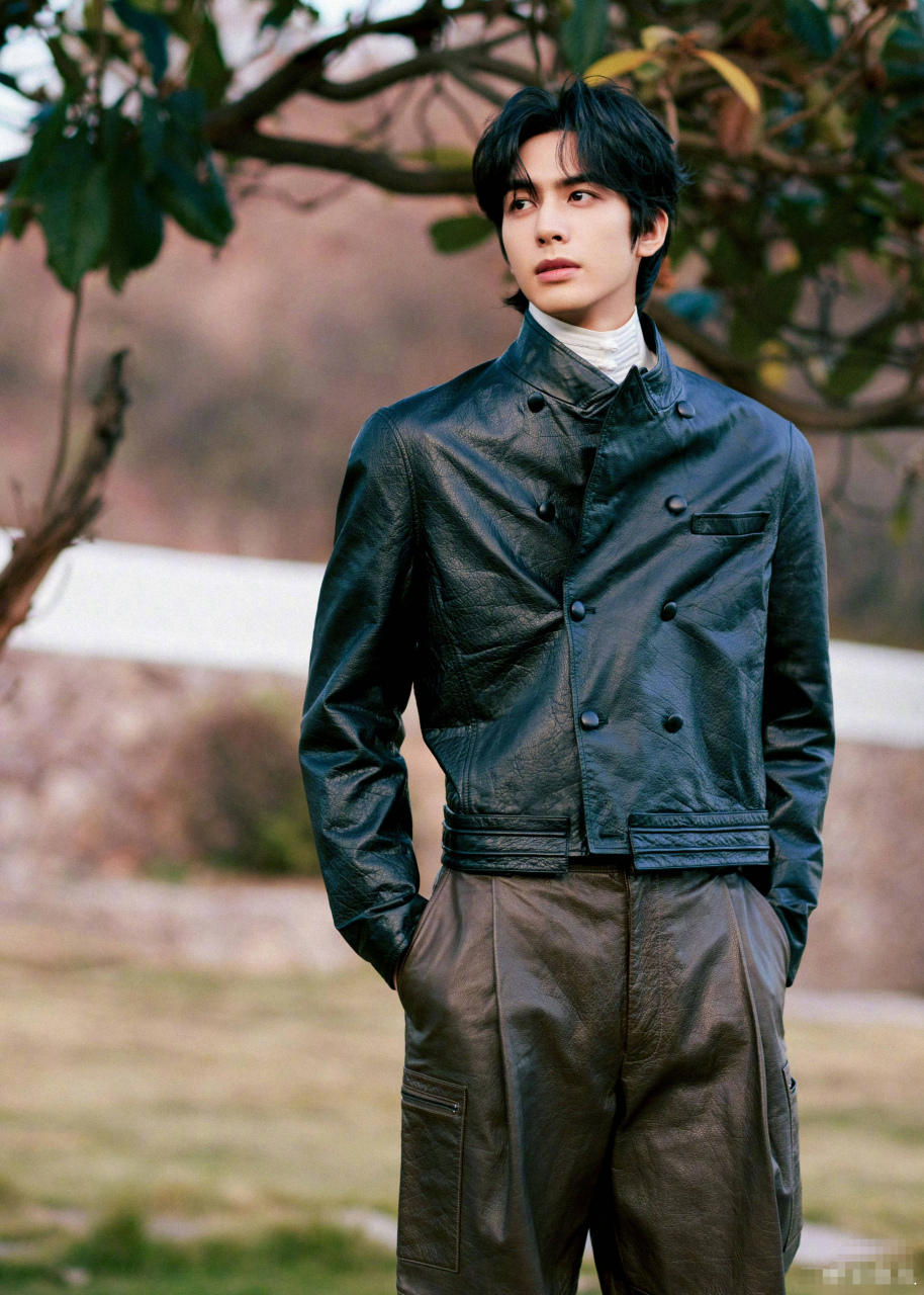 宋威龙微博认证删除"欢娱影视签名演员"的简介,欢娱官博也没有宋威龙