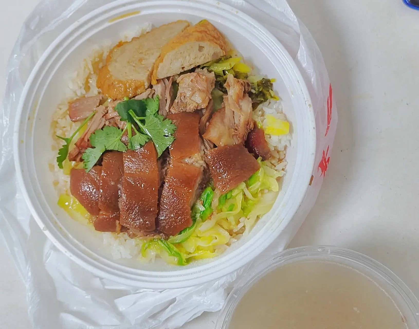 这是深圳15块钱的猪脚饭,有猪脚,白菜,酸菜,肉卷