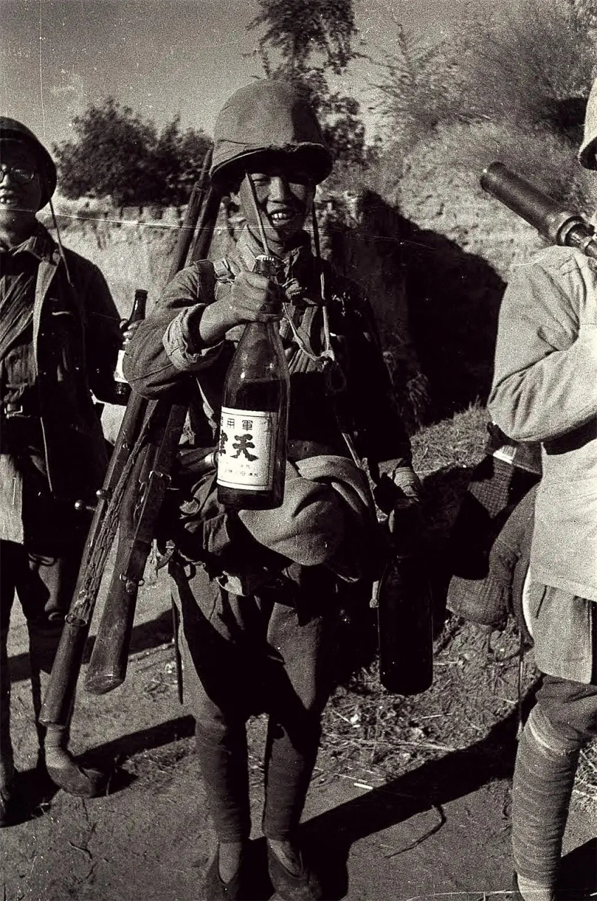 1944在延安,八路军战士缴获的日军装备