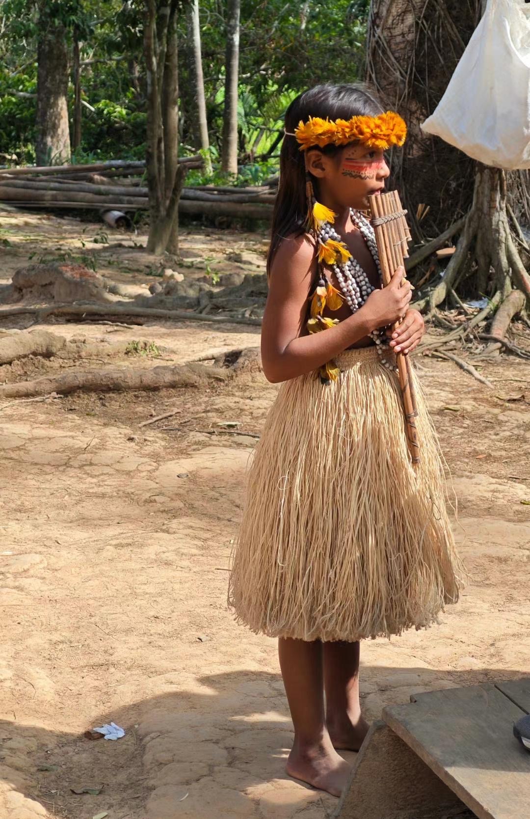 生活在亚马逊河流域的印第安人,以旅游业为生,也养殖大型的巨龙鱼