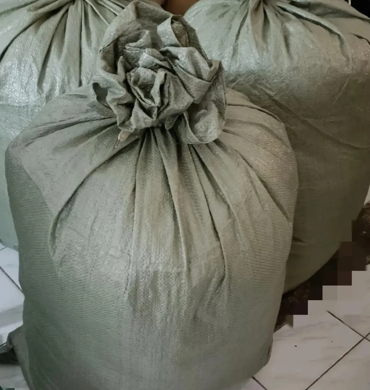 三麻袋衣服寄回老家,总重量是45公斤,先联系了邮政快递,快递员说超过