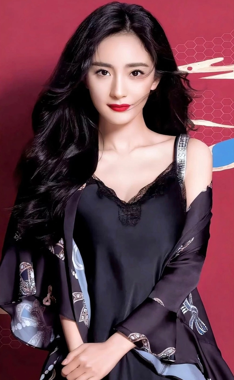 1 月 30 日,有媒体报道称,杨幂回应离开嘉行传媒时表示:"分开确实不是