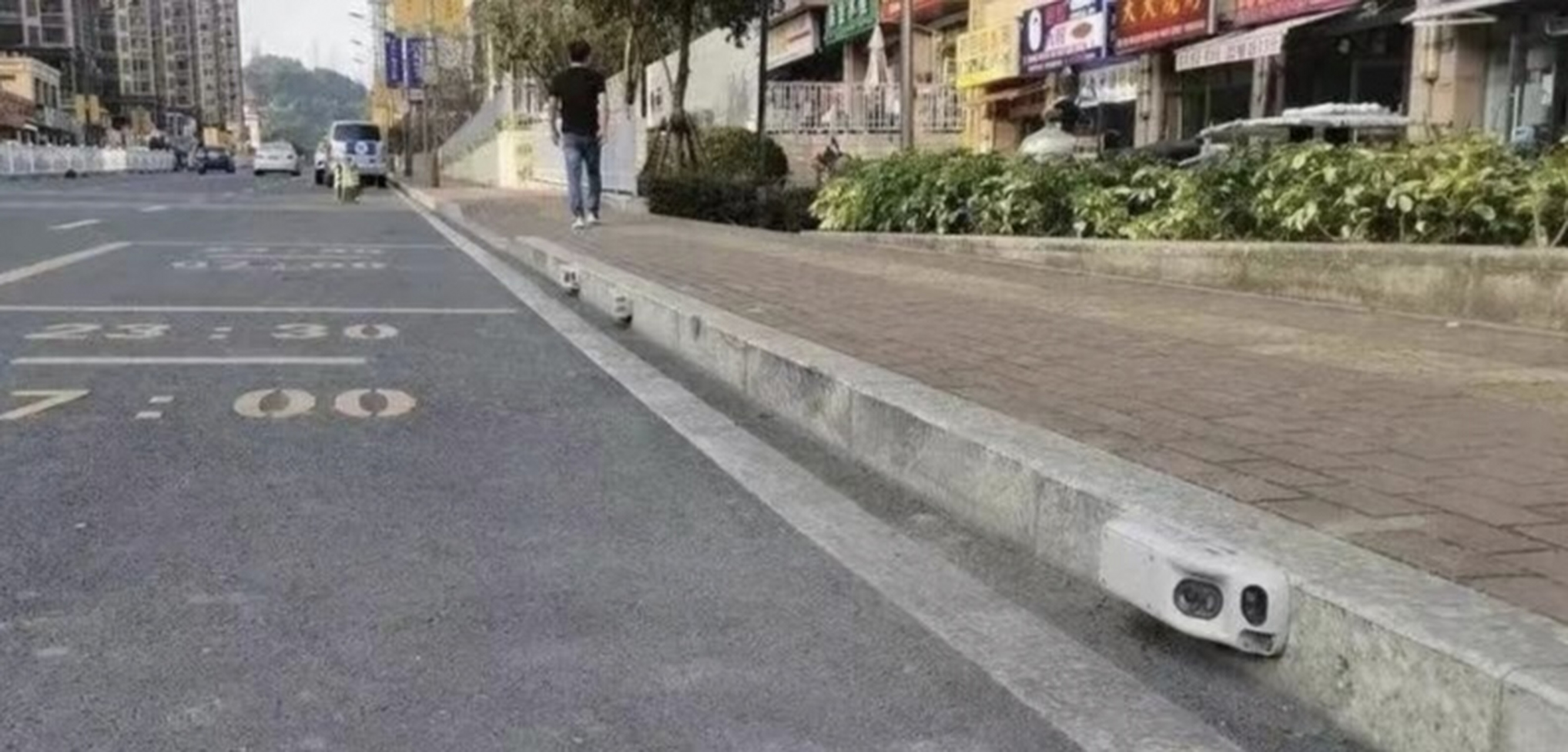 这马路牙子上的是摄像头吗?干嘛用的?#疑惑# #马路