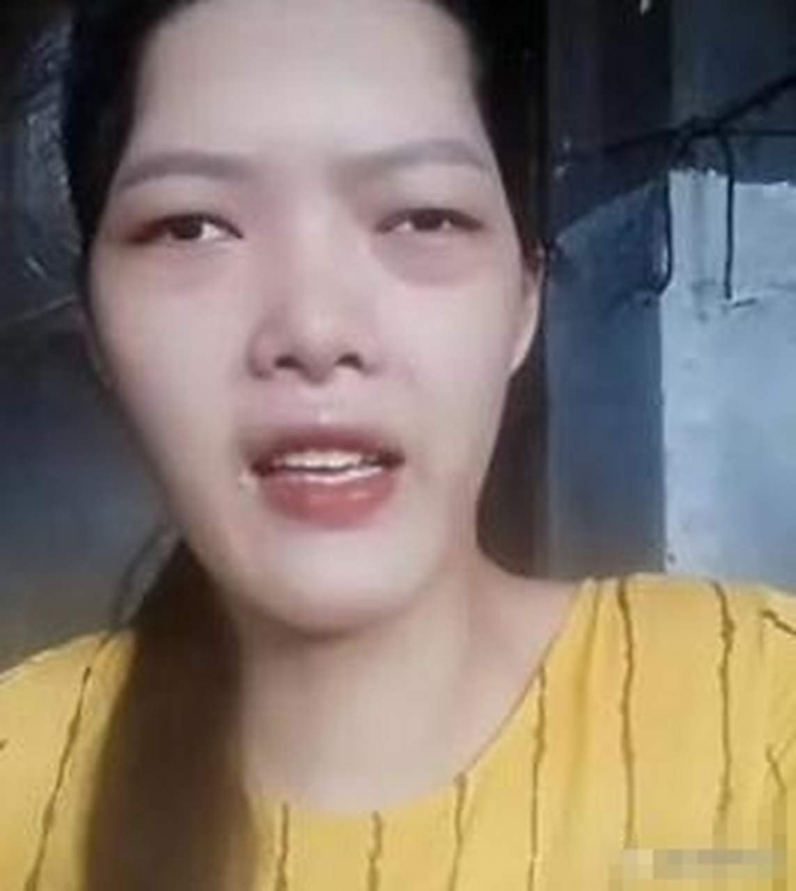 小莫一个普普通的农村女孩,因为从小患上巨人症很自卑,同学还欺负她