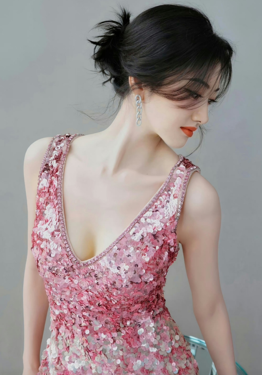景甜一袭粉色亮片裙,颜值五官精致,肤白貌美,优雅大方.