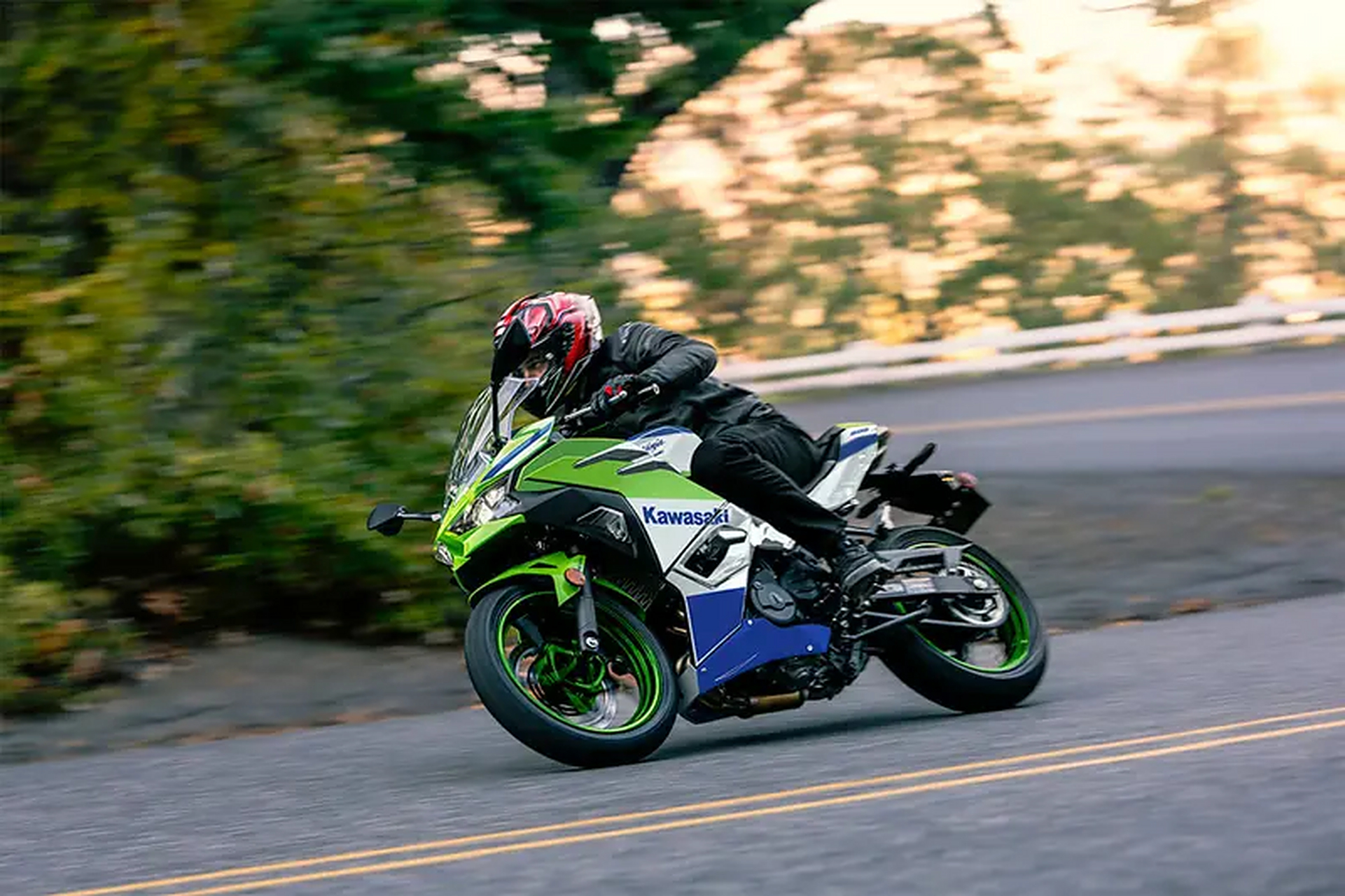 kawasakininja50唬米兰车展瞩目登场,全新引擎重塑轻量级街跑风潮!