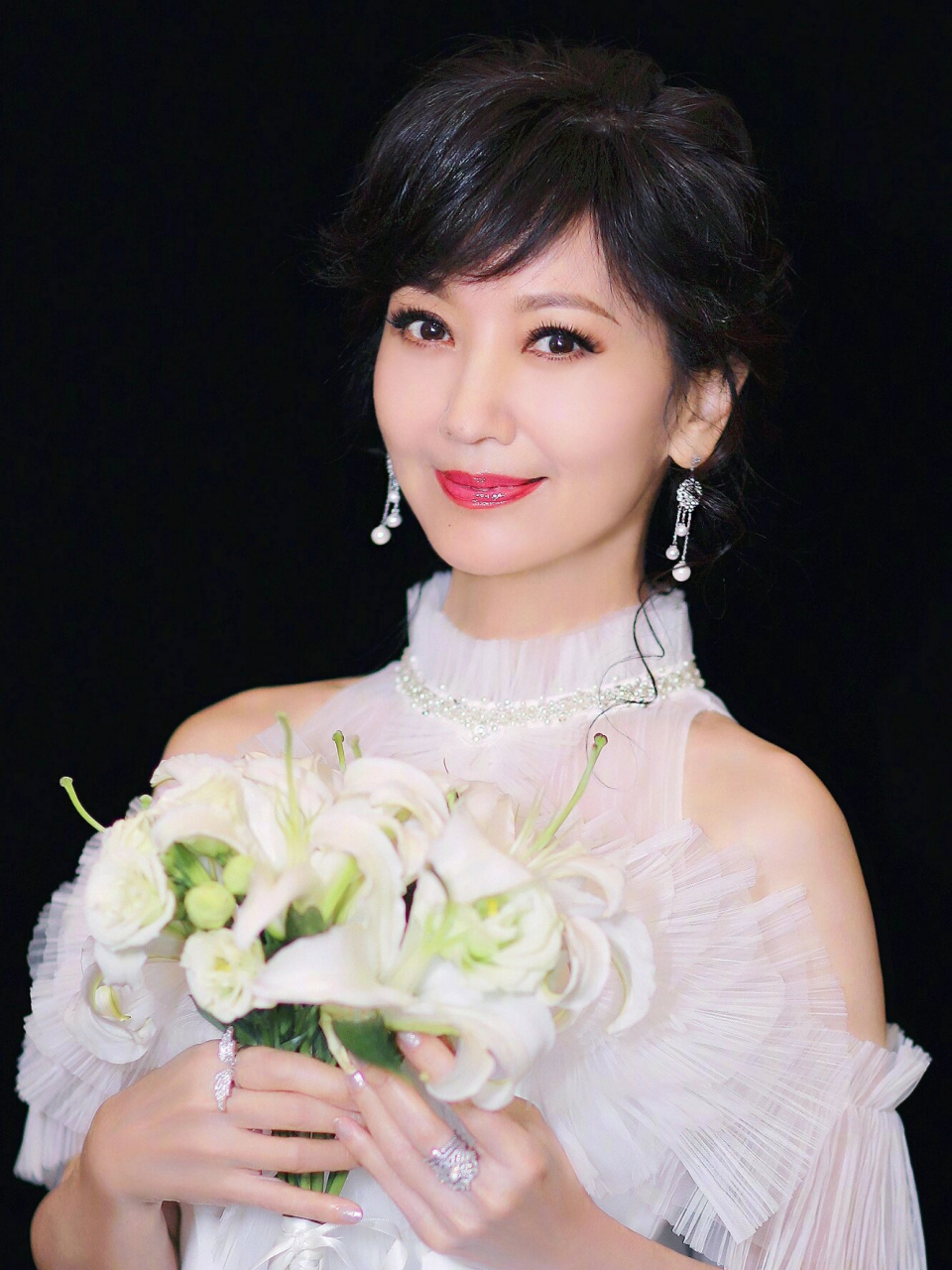 最美赵雅芝 赵雅芝,954年11月15日出生于一个温馨的家庭.