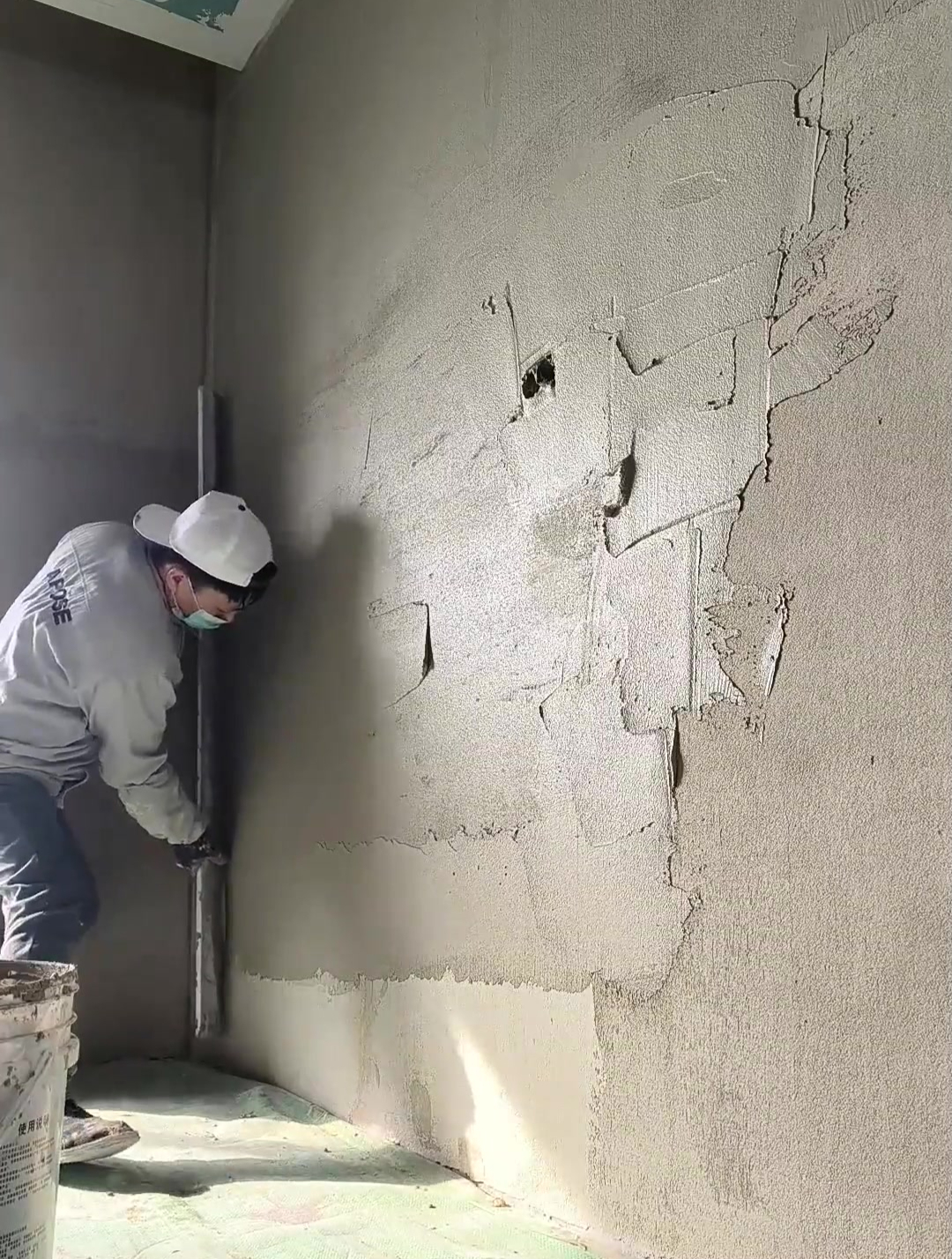 室内墙面抹水泥找平,师傅技术太好了,墙面平整光滑