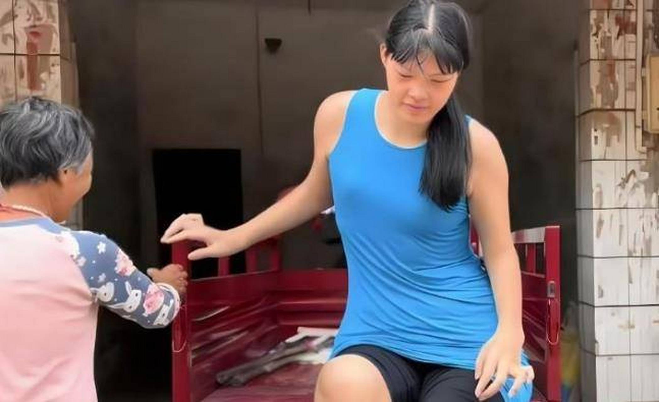 小莫一个普普通的农村女孩,因为从小患上巨人症很自卑,同学还欺负她