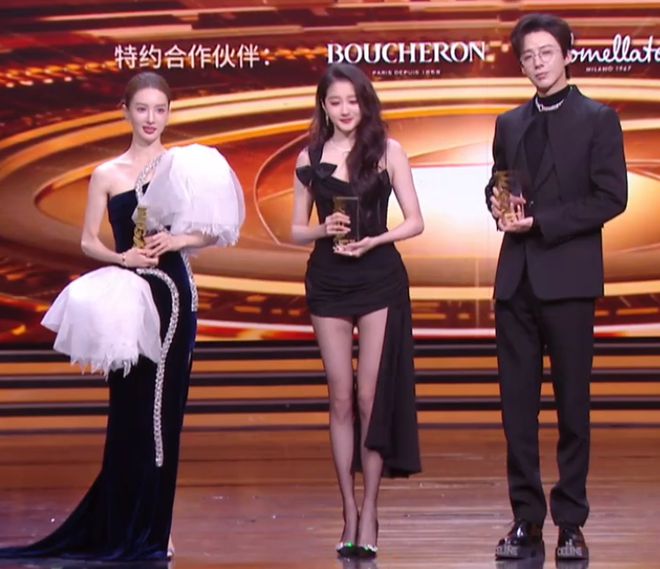 26岁关晓彤和33岁金晨站在一起,才知道鹿晗老婆顶级骨相这么能打