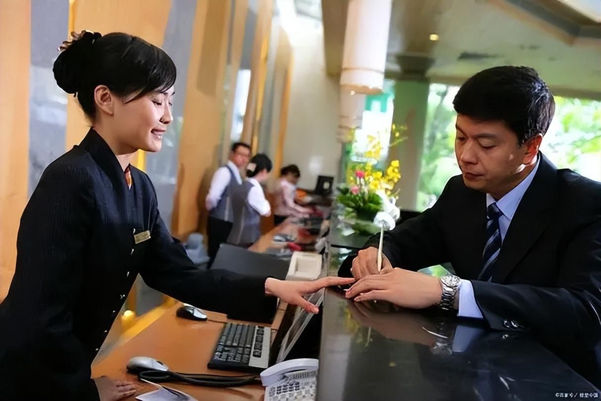 为何现在很少有酒店"查房"了?前台说出真相,并不担心游客乱来