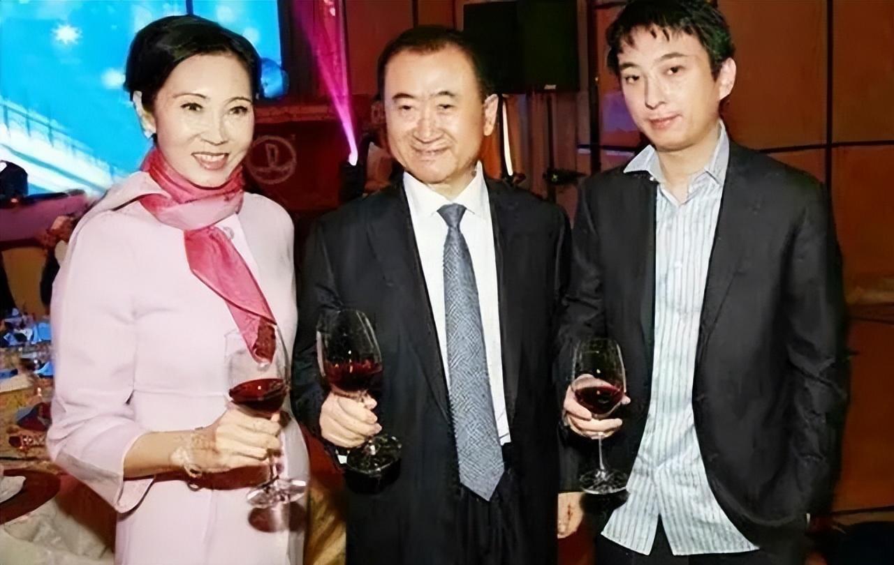 王健林的父亲:军人出身,活了101岁,百岁生日时王健林为他祝寿